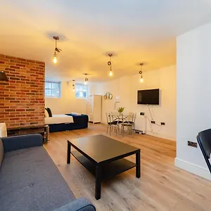 https://central-brighton-seafront-studio-king-size-bed-sleep-4-guests.brighton-hotels-england.com