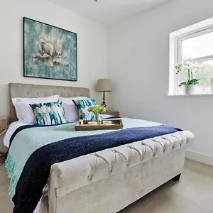 https://amazing-3-bed-house-with-garden.brighton-hotels-england.com